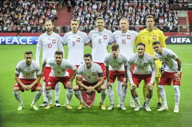 Ile zarabiają piłkarze 1. ligi? Niespodziewane wynagrodzenia i czynniki wpływające Ile zarabiają piłkarze 1. ligi? Niespodziewane wynagrodzenia i czynniki wpływające
