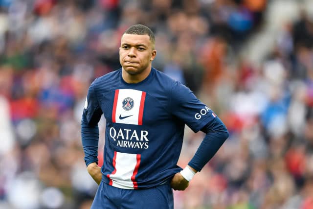 Ile naprawdę zarabia Mbappé w PSG? Zaskakujące fakty o wynagrodzeniu Ile naprawdę zarabia Mbappé w PSG? Zaskakujące fakty o wynagrodzeniu