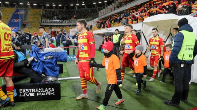 Wyprowadzanie piłkarzy przez dzieci – tradycja, która inspiruje młodych fanów Wyprowadzanie piłkarzy przez dzieci – tradycja, która inspiruje młodych fanów